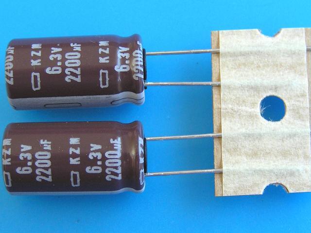 2200uF/6,3V - 105°C Nippon  KZM kondenzátor elektrolytický, low ESR, long life, high ripple current