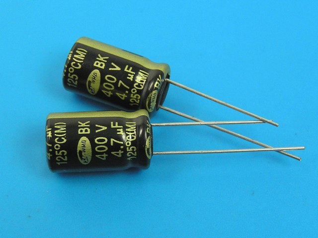 4,7uF/400V - 125°C Samwha RD   kondenzátor elektrolytický
