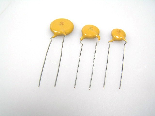 Kondenzátor keramický  3300pF / 3000V