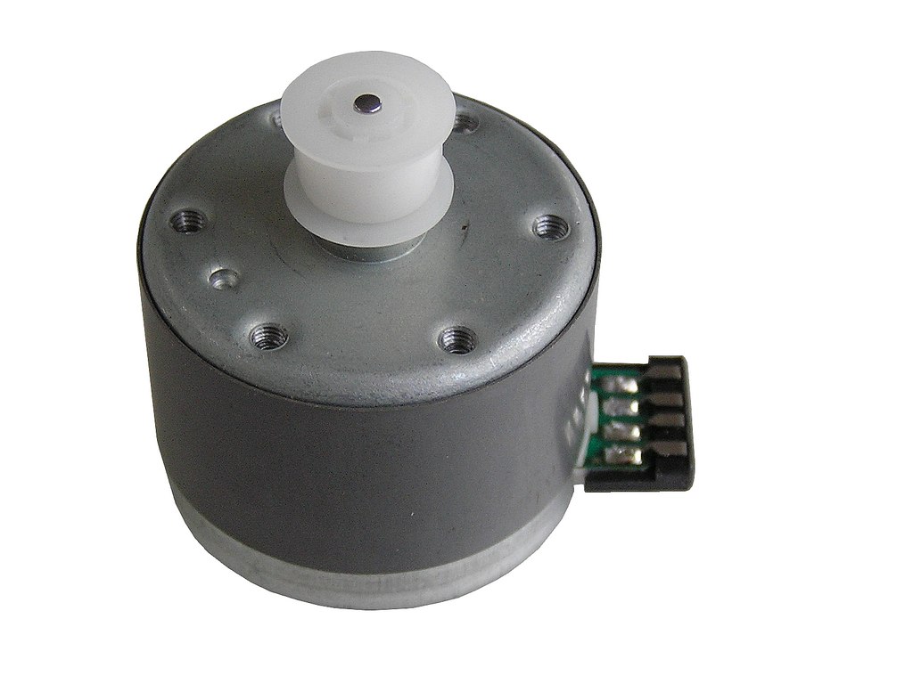 Motor magnetofonu 15V  CW pravotočivý Mitsumi / Sharp MMA-6U5RWHKX dvourychlostní