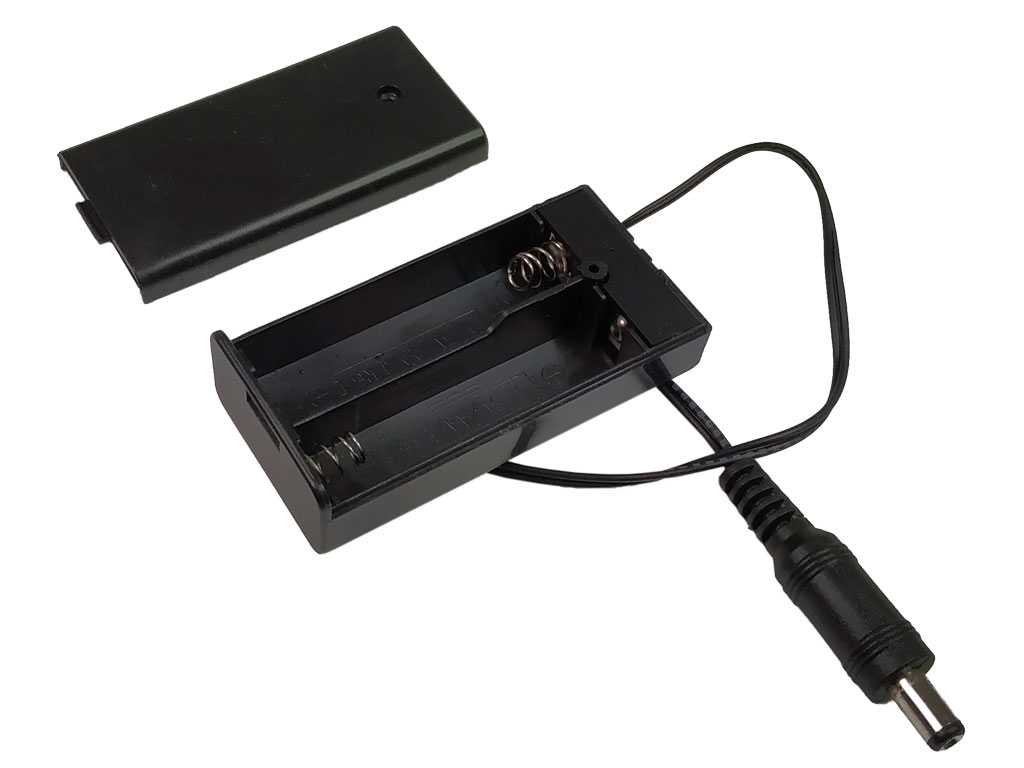 Pouzdro na baterie 2x AA vedle sebe, krabička s vypínačem, vývod vodiče s konektorem 5.5 x 2.1mm