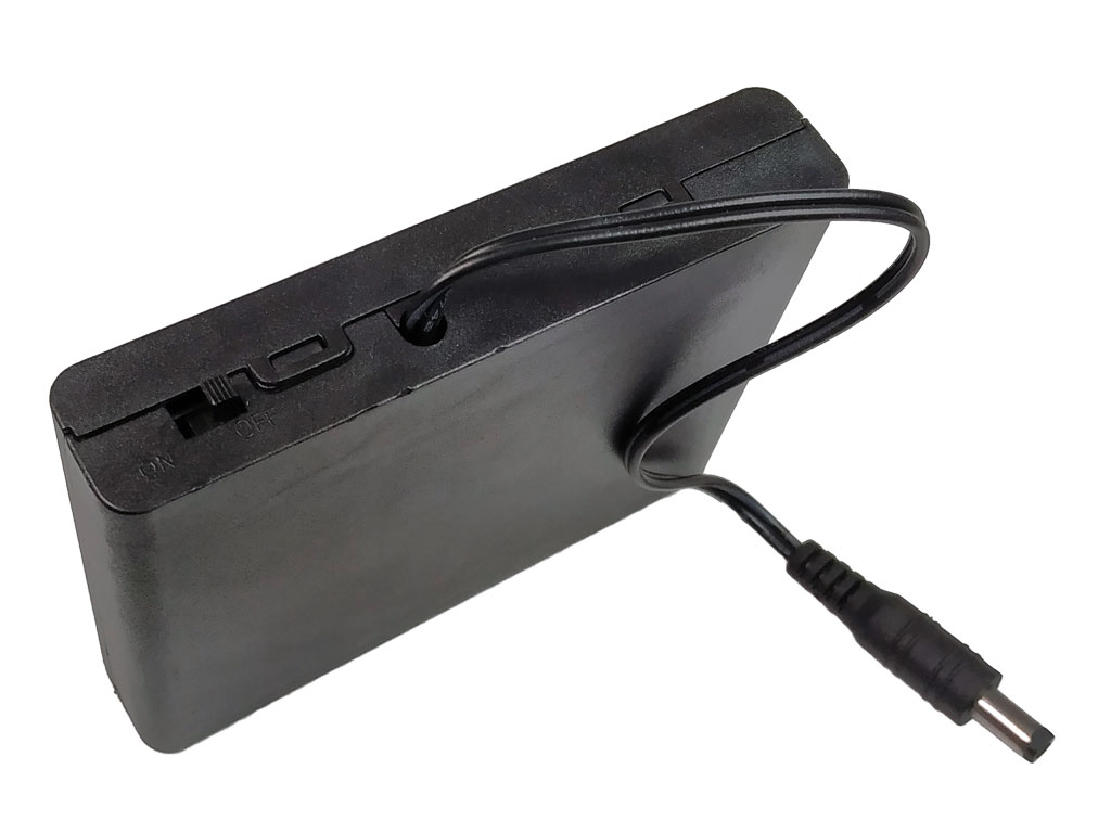 Pouzdro na baterie 6x AA vedle sebe, krabička s vypínačem, vývod vodič s konektorem 5.5 x 2.1mm