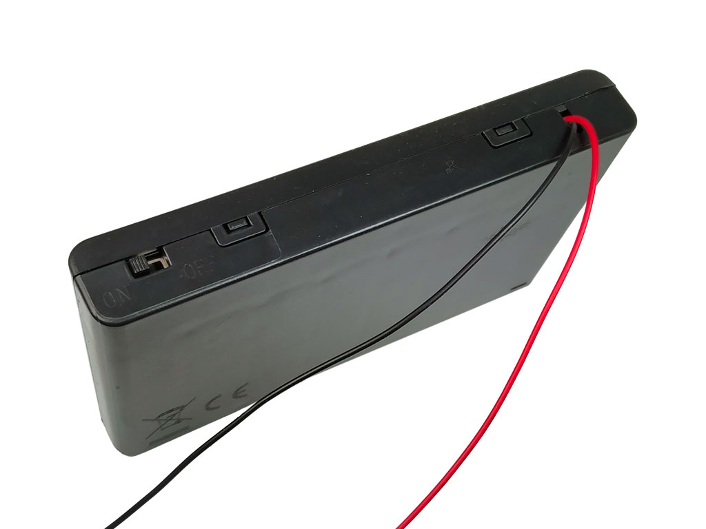 Pouzdro na baterie 8x AA vedle sebe, krabička s vypínačem, vývod vodiče