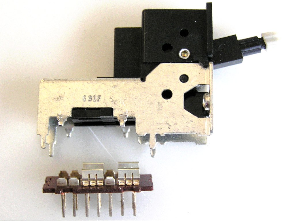 Přepínač radiomagnetofonu dvoupolohový 4 sekce, 2 x 7 pin, výrobce ALPS
