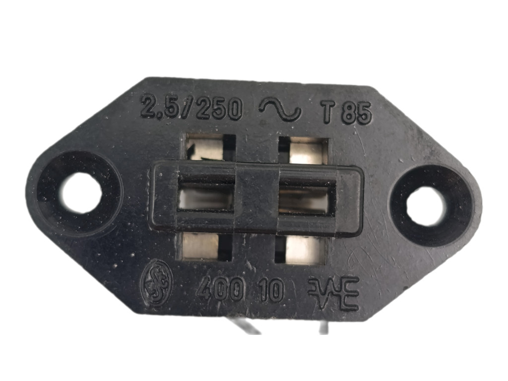 Zásuvka vestavná T85